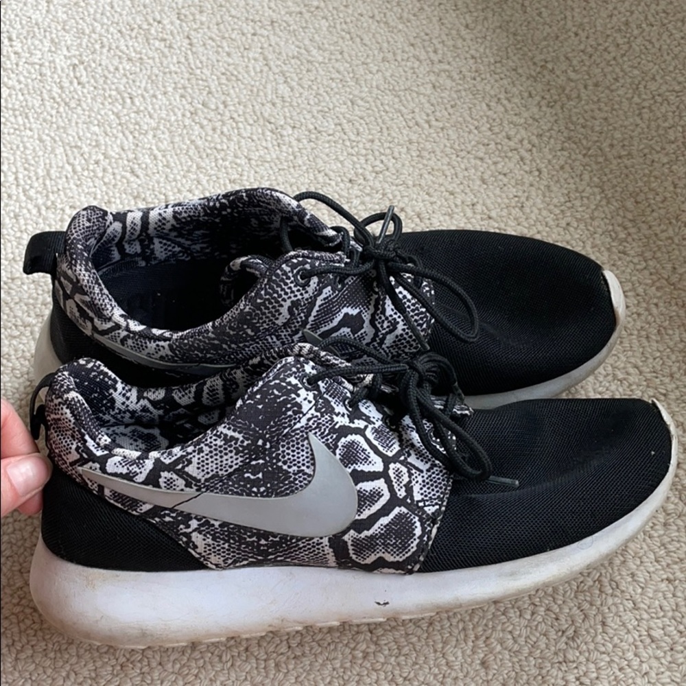 Nike roche patterned runners